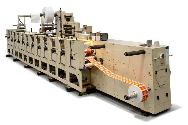 Línea de fabricación de etiquetas industriales en rollo con maquinaria especializada